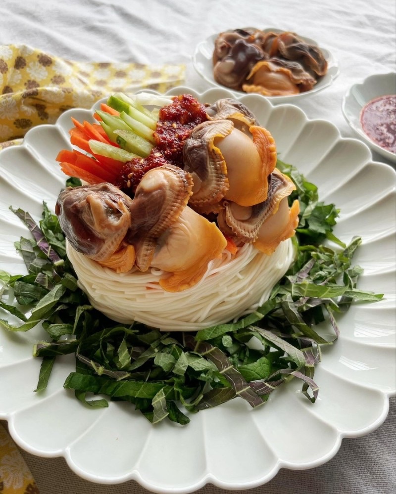 피꼬막비빔국수 한젓가락 하세요. 