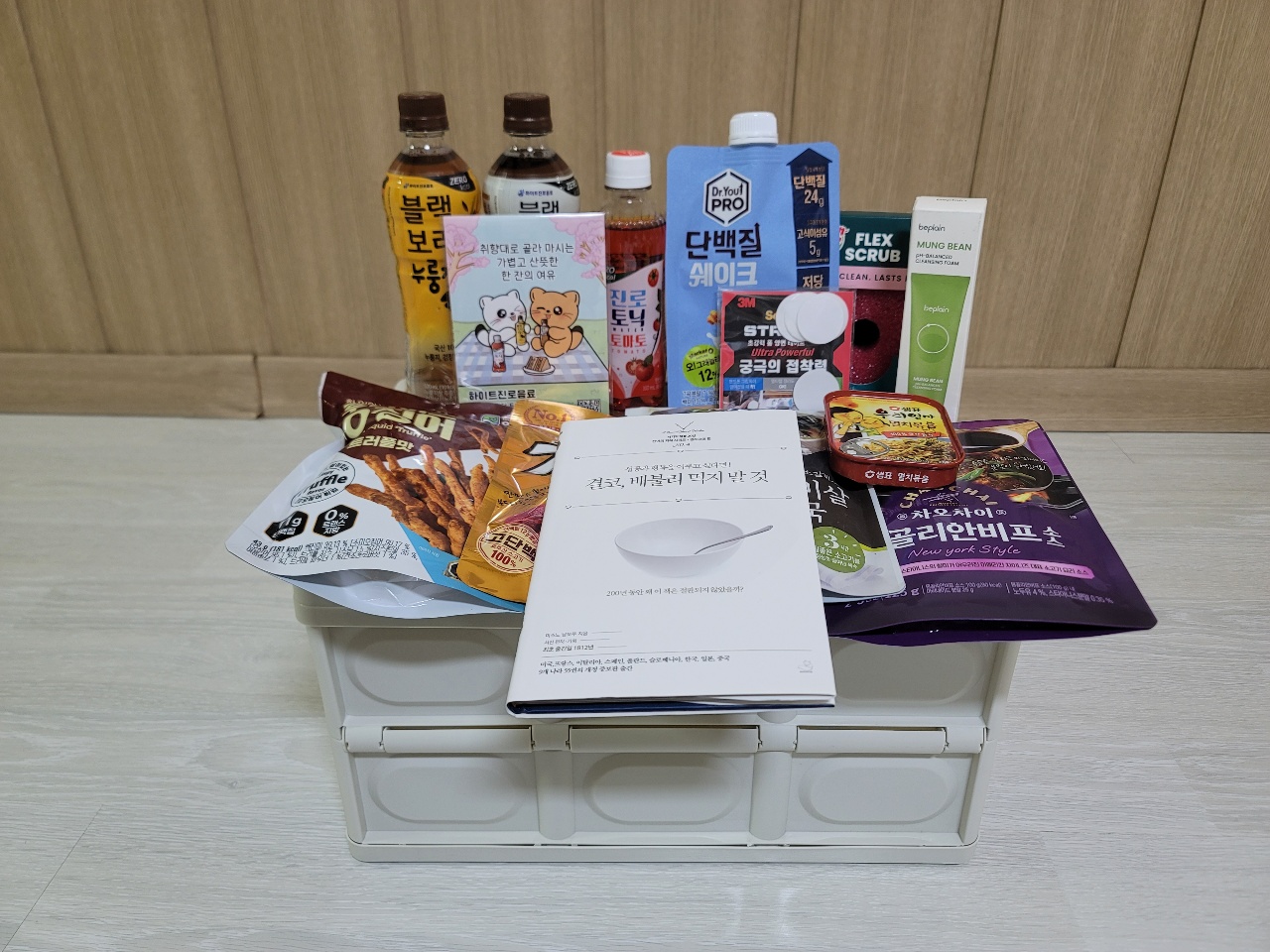 식탁에 차려진 한국 식품·음료·생활용품 패키지 모음