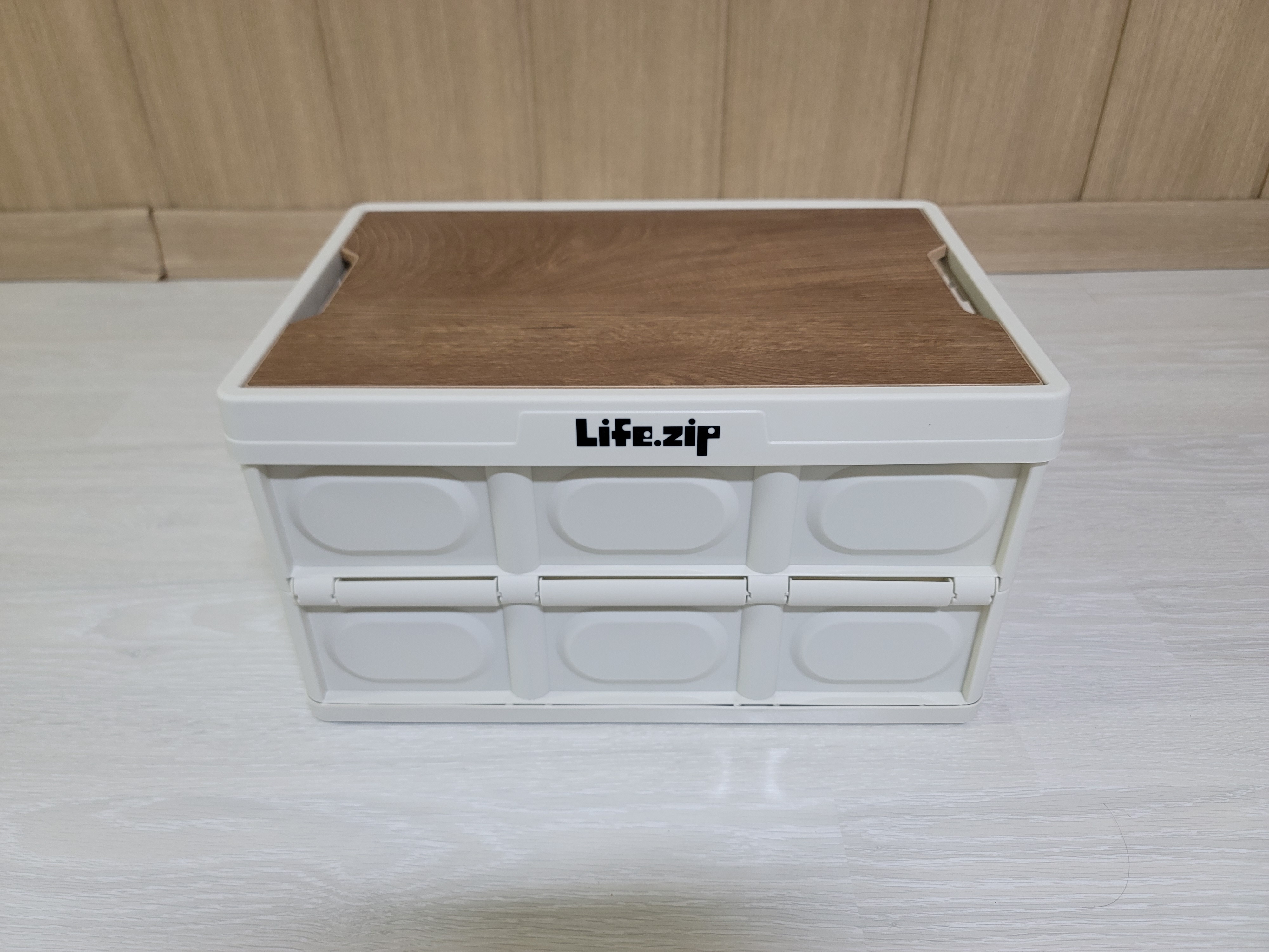 목재 상판과 서랍식 수납을 갖춘 흰색 수납상자