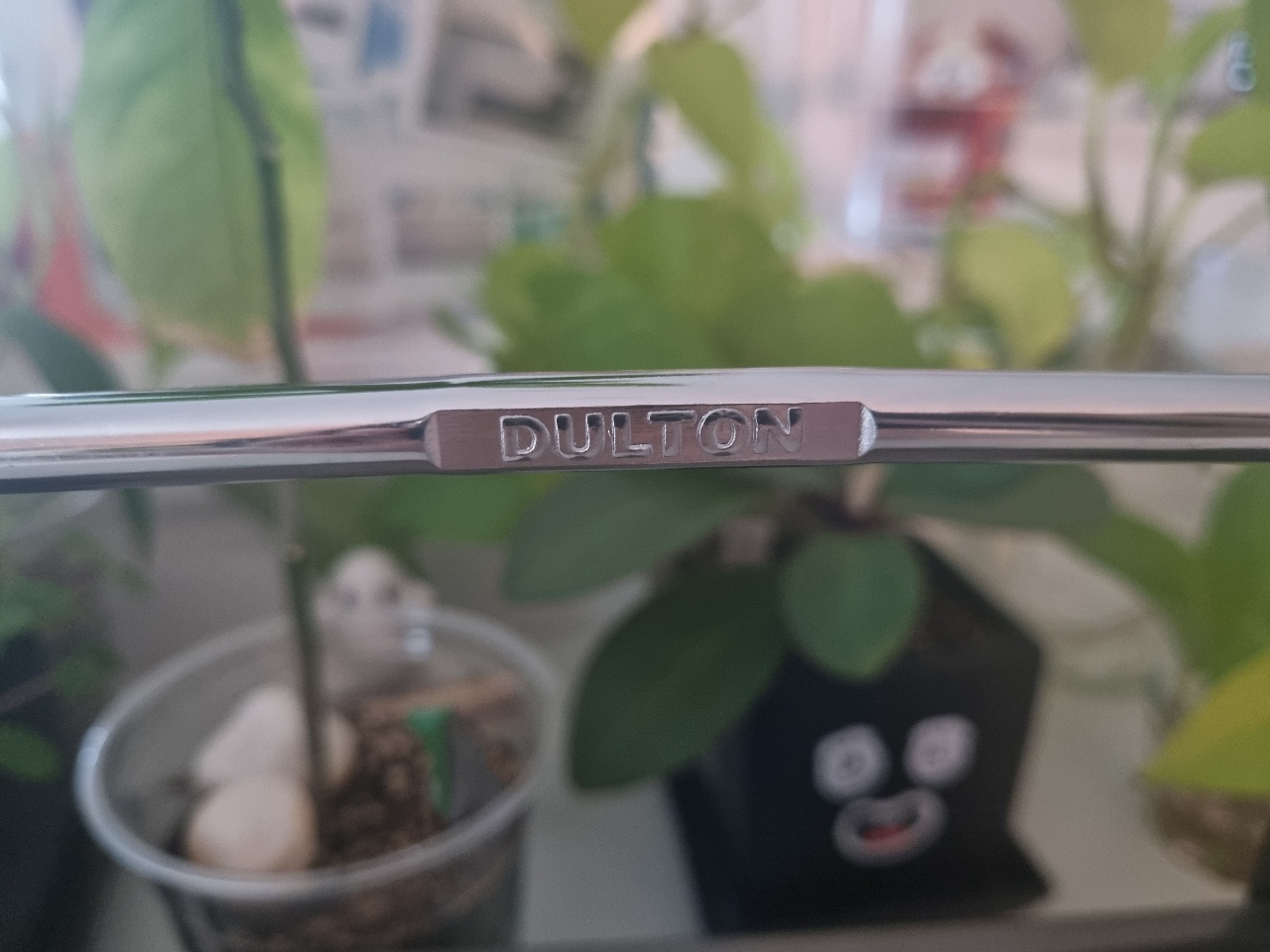 DULTON 브랜드 막대와 배경의 화분, 소품