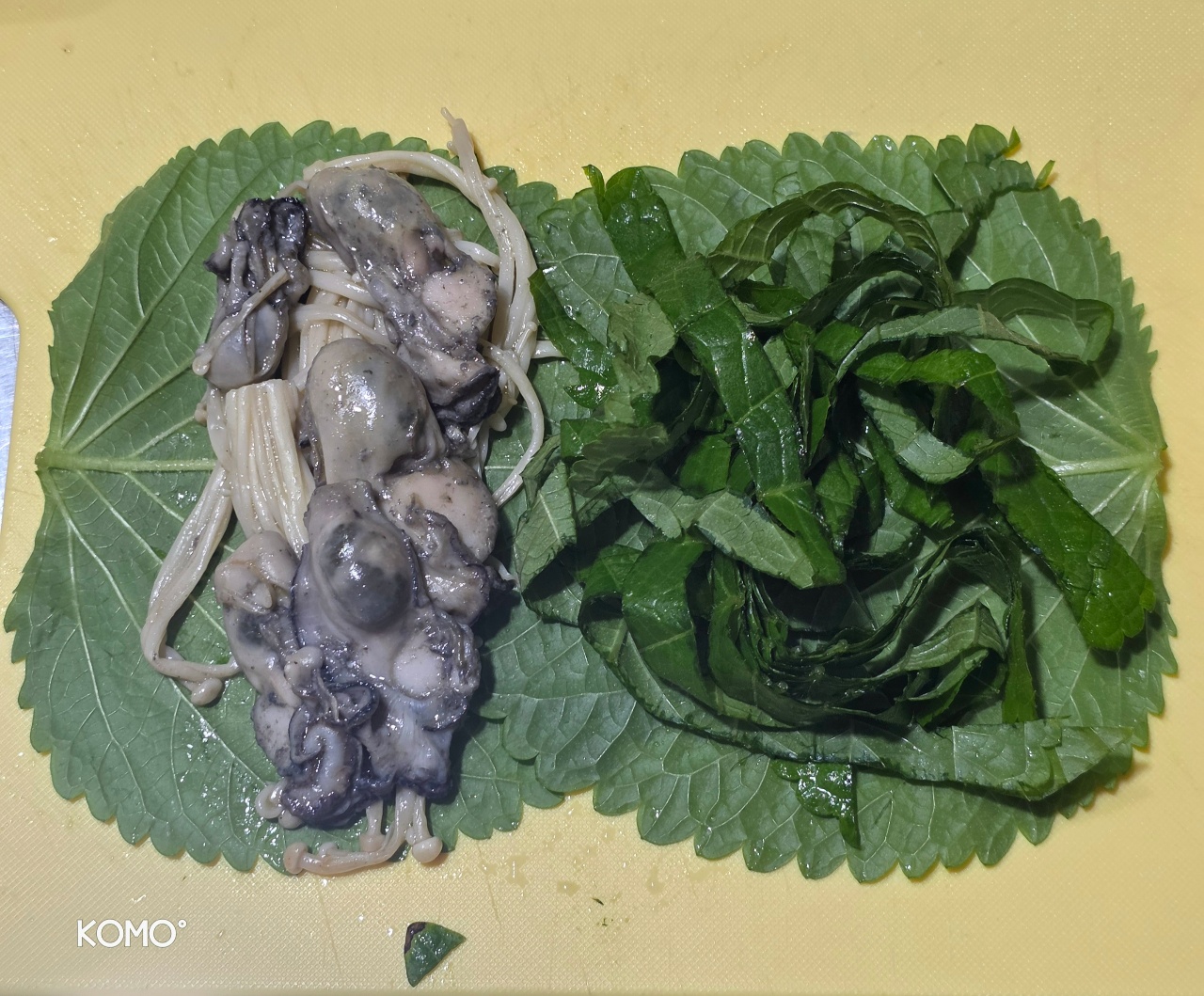 굴과 팽이버섯이 들어간 깻잎 말이 