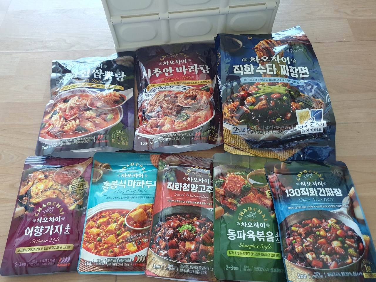 식탁에 차려진 한식 양념육 소스 패키지와 밥, 반찬