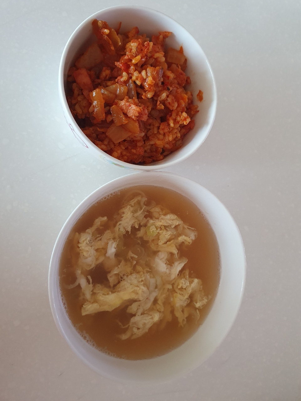김치 볶음밥과 계란국
