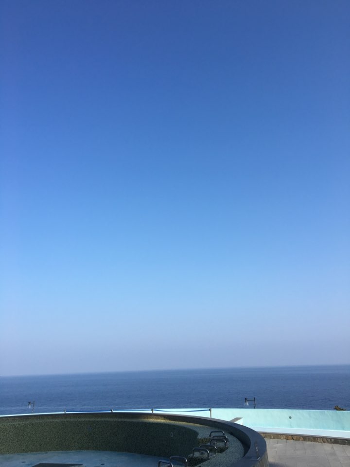 수영장과 바다가 보이는 옥상 테라스