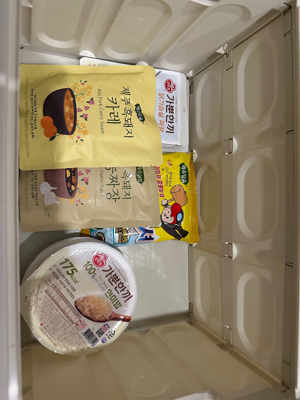 냉장고 안에 보관된 국 스프 면류 등 한식 식품
