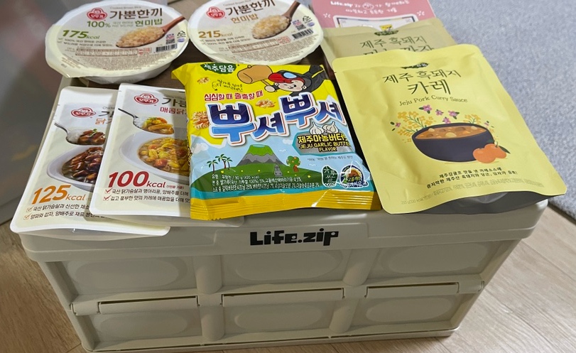 라이프집 수납함에 정리된 라면과 반찬 식품들