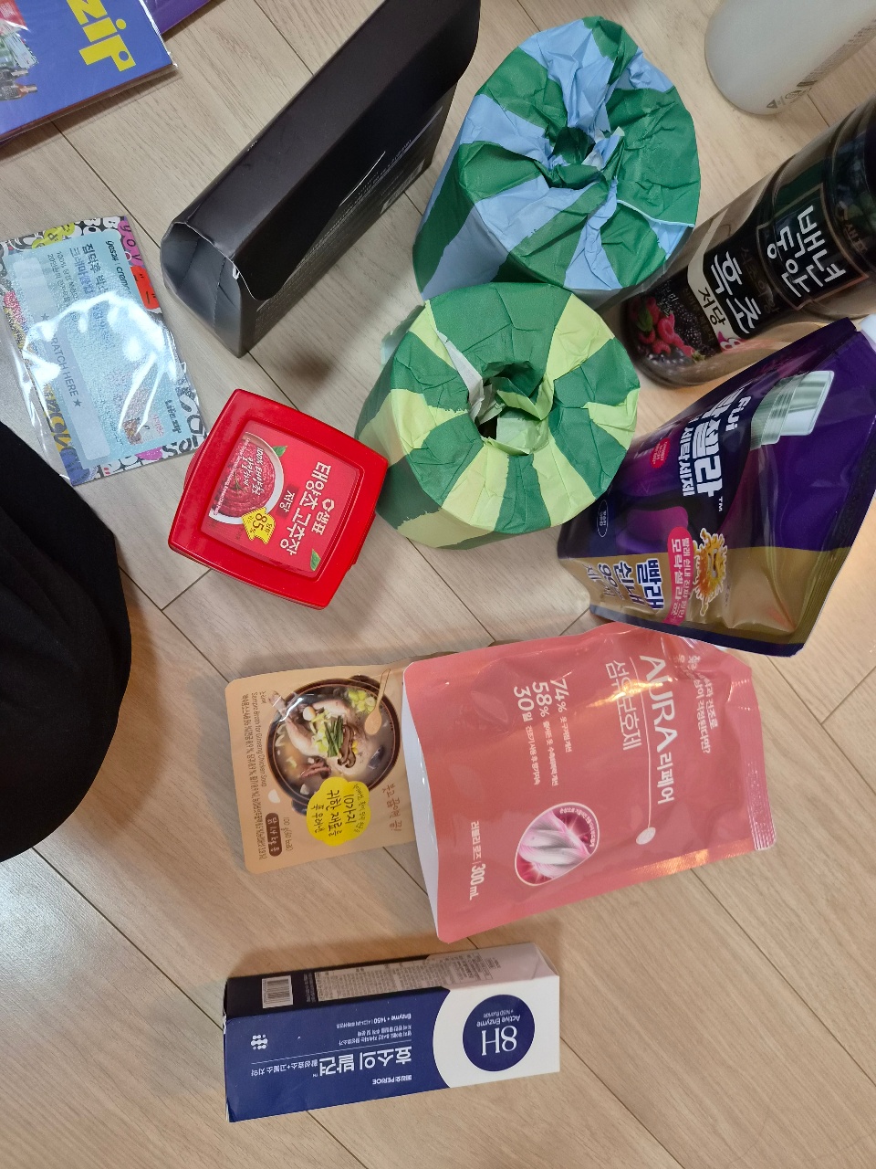 식탁에 펼쳐진 식품, 화장품, 팬, 책과 장식 소품