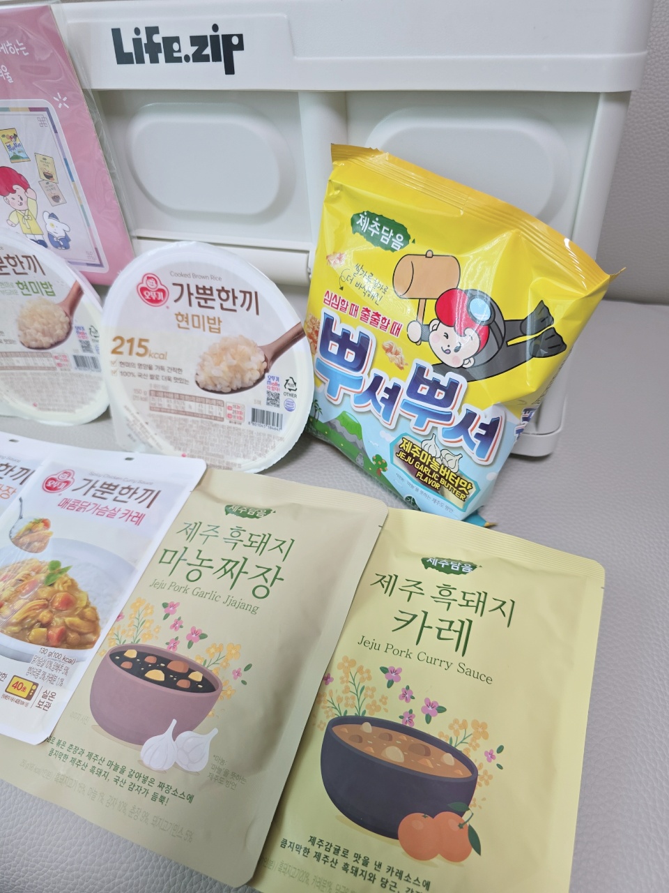 라이프집 정리함에 보관된 밥, 국수, 소스 등 한식 즉석밥과 반찬