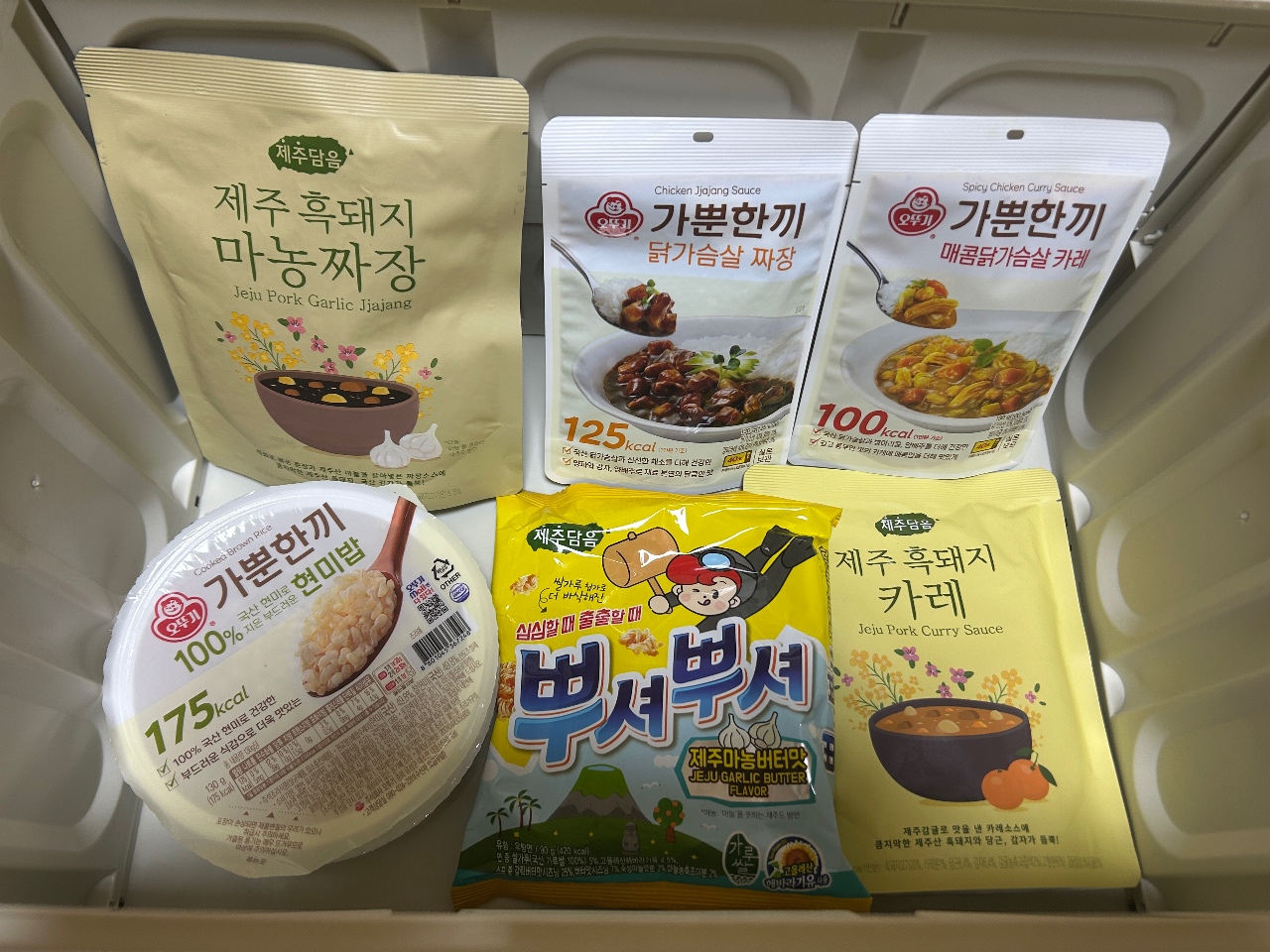 제주 흑돼지 소스와 가쓰동 소스, 스낵이 담긴 반찬 세트