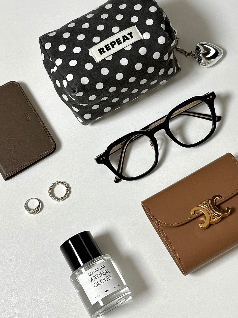 what's in my bag ✧‧˚ 