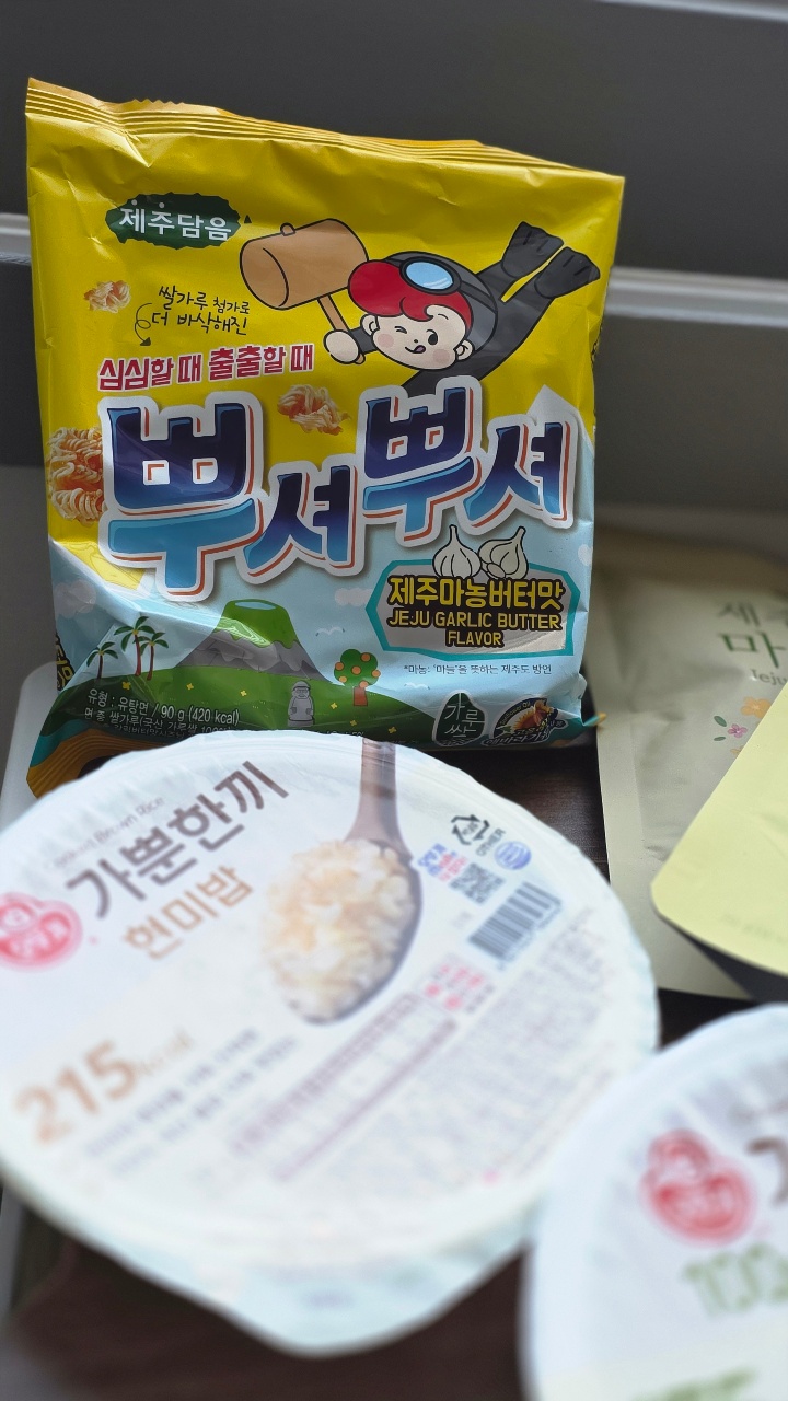 제주 마늘버터 맛 과자 봉지와 제품 패키지