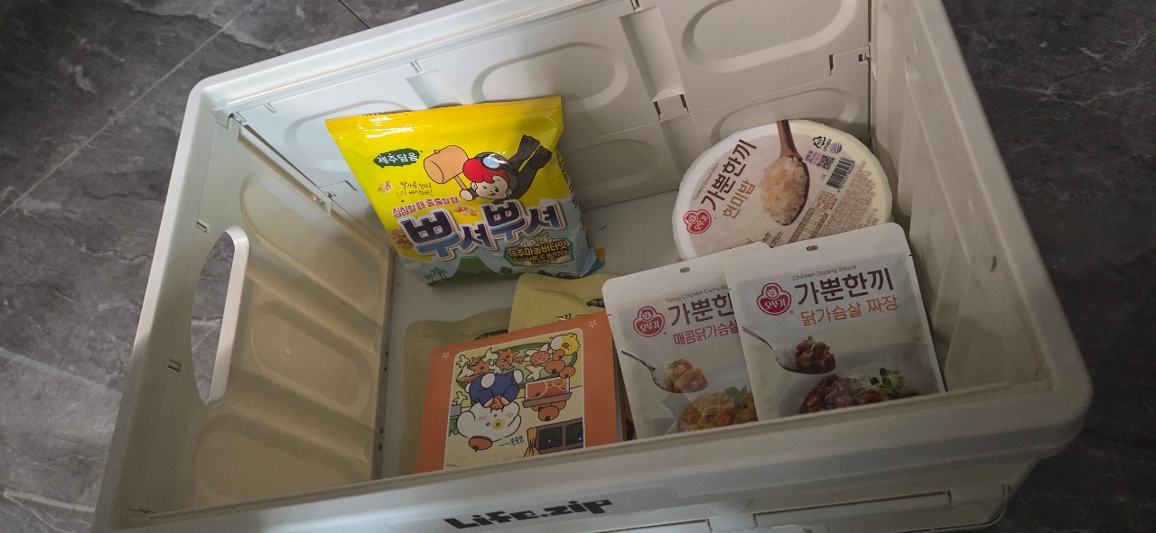 플라스틱 상자에 담긴 한식 인스턴트 면류와 반찬 식품