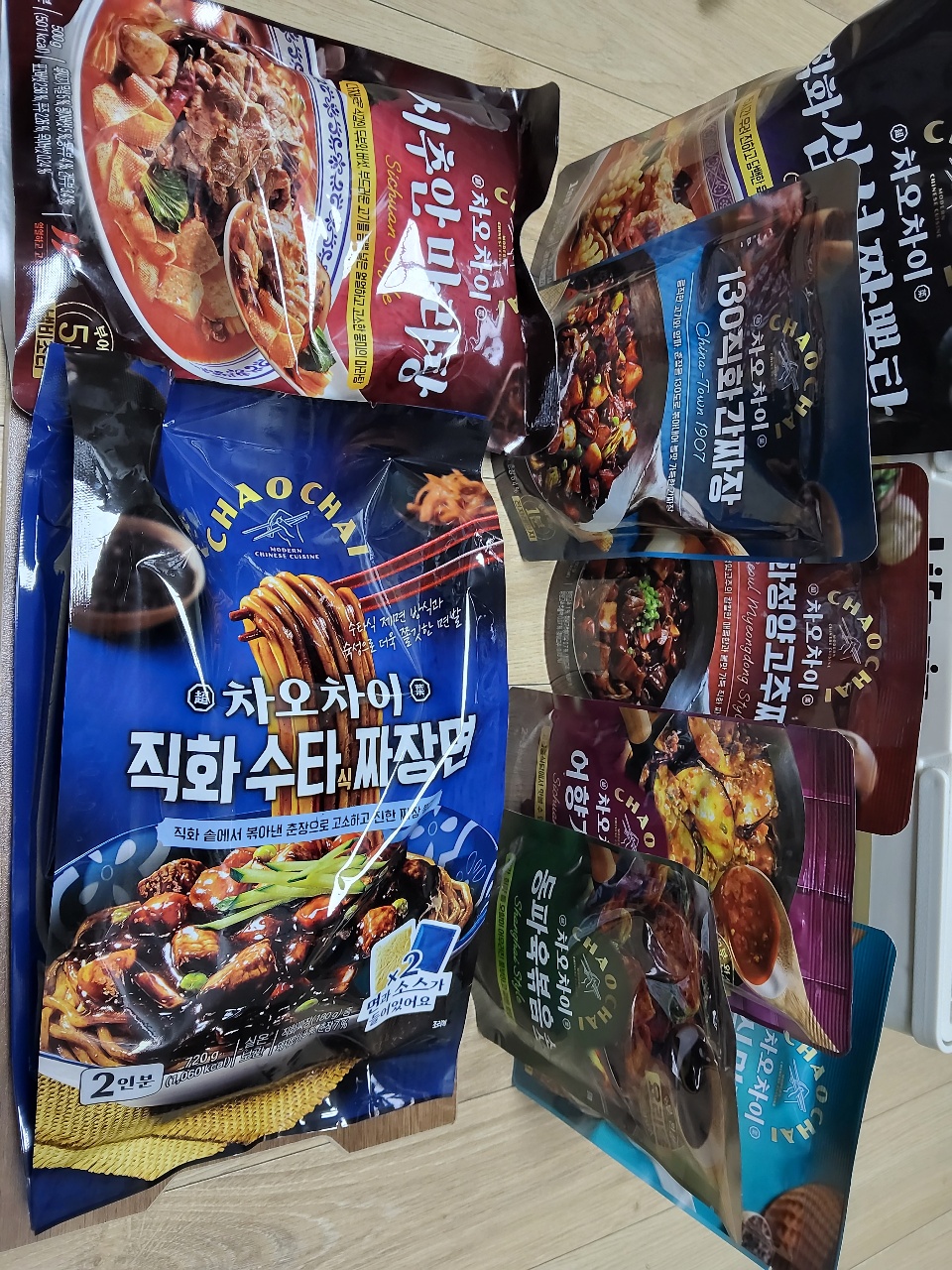 식탁에 놓인 한식 요리 냉동식품 패키지