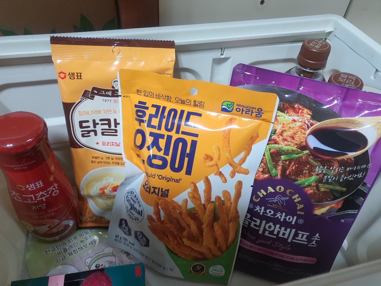 서랍에 정리된 한국 간식과 반찬, 소스