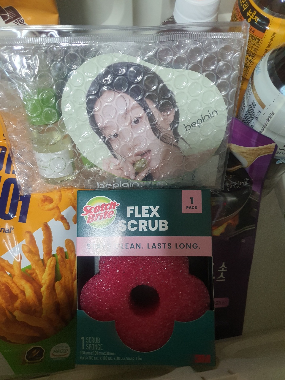 세제병, 스크럽 스펀지, 에그 트레이가 함께 놓인 욕실용품