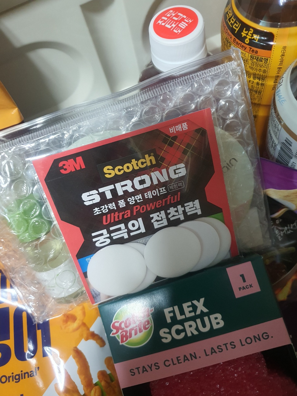 세제, 테이프, 스크럽 등 청소용품이 모여있는 모습