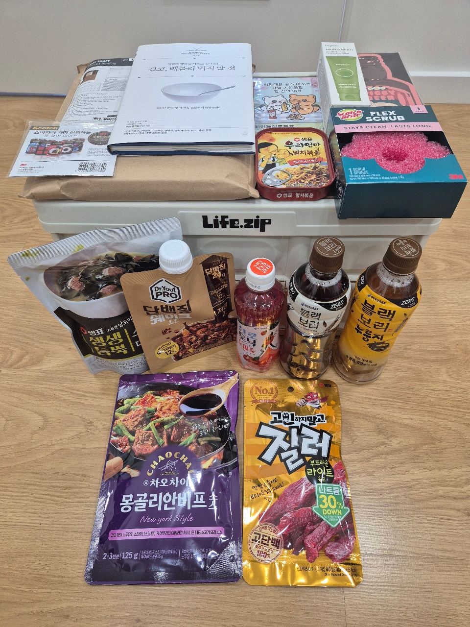 라이프집 박스에 담긴 한식 간식과 소스, 서적