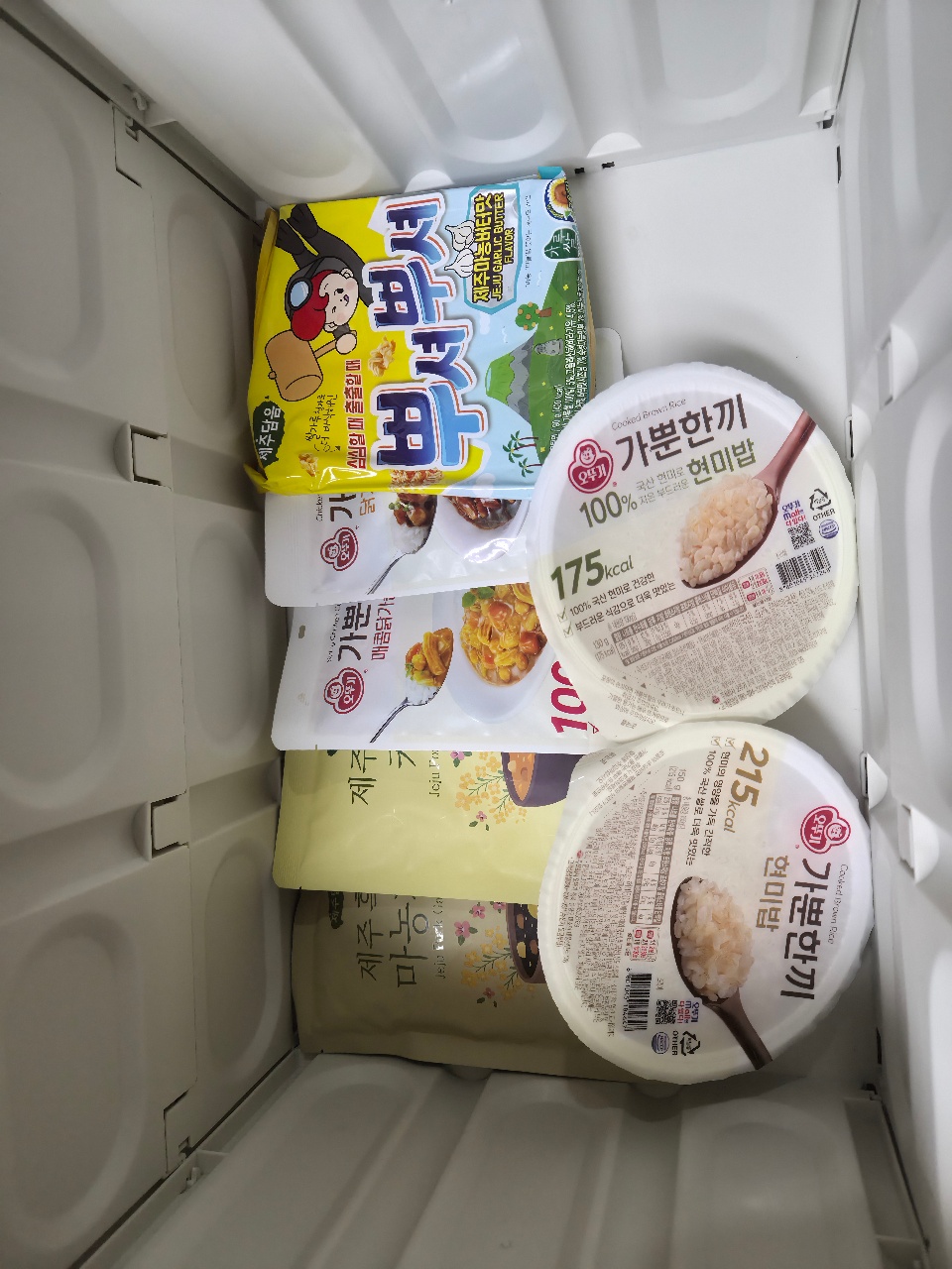 냉동고에 보관된 라면과 밥, 만두 등 냉동식품