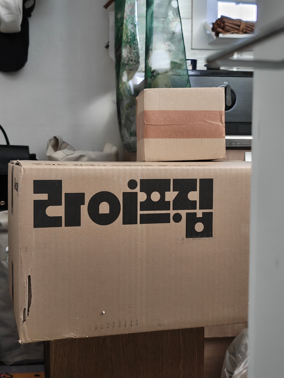 책상 위에 쌓인 택배 상자