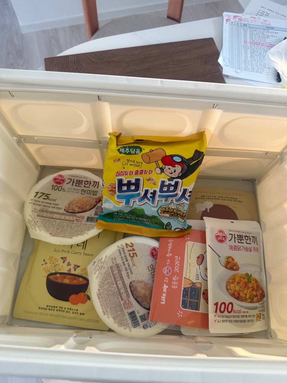 서랍 안에 정리된 라면, 밥, 소스 등 간편식품