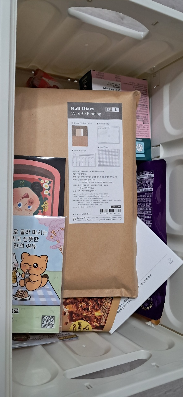 책장 선반에 꽂힌 다이어리, 스티커, 편지지 등 문구용품