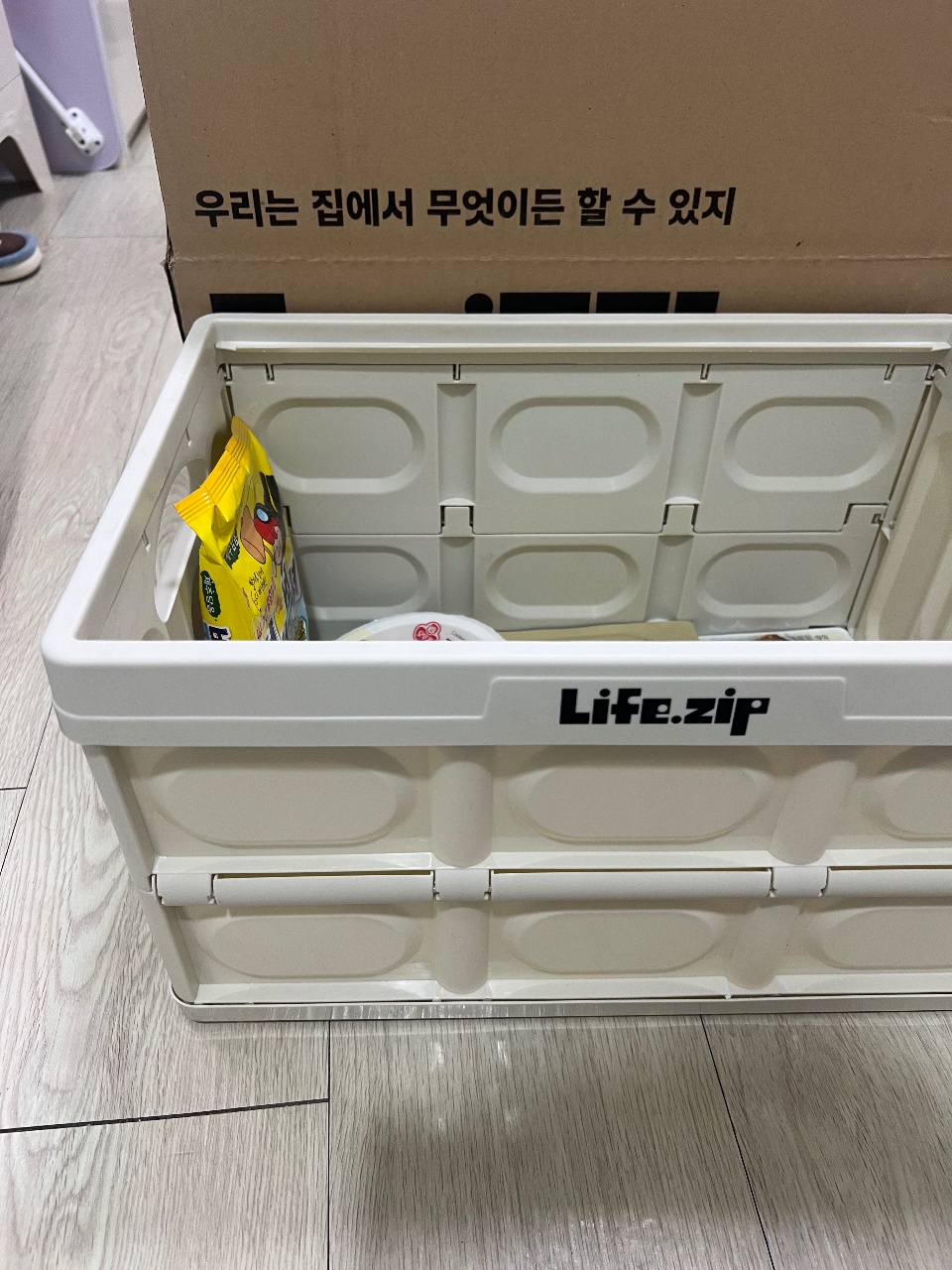 주방 바닥에 놓인 흰색 수납용 냉동고