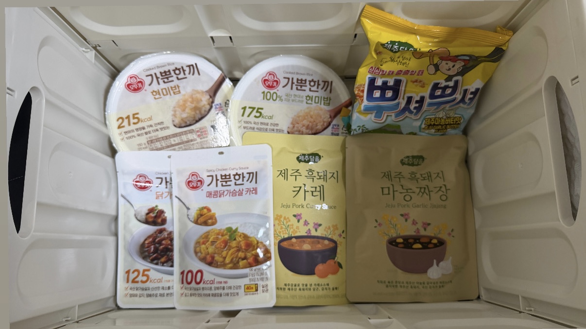 냉동고에 정렬된 밥, 카레, 국, 반찬 등 즉석밥과 반찬류