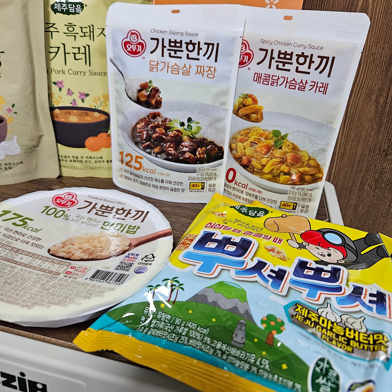 식탁에 놓인 카레소스 패키지와 스낵 제품들