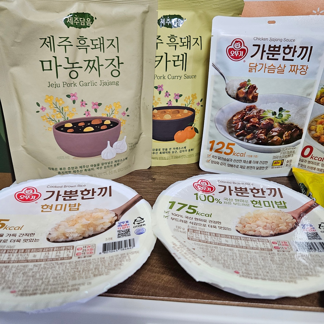 제주 음식 소스와 밥 제품들이 놓인 식탁