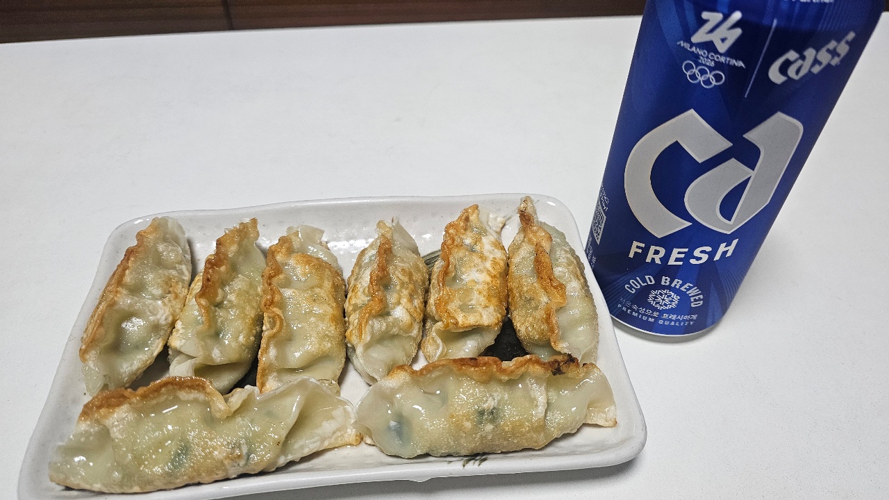 토요일 저녁 시원한 맥주 한 캔과 노릇노릇 만두