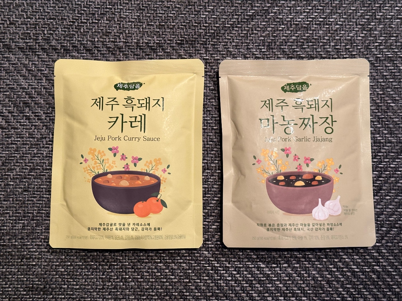 제주 흑돼지 카레와 마늘짜장 소스 패킷