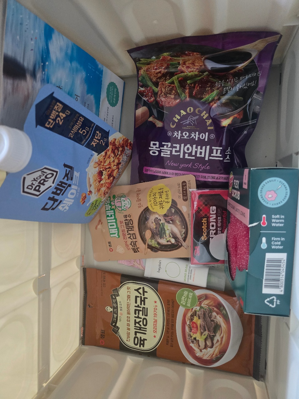 냉장고에 보관된 한국 음식 패키지와 간식, 음료