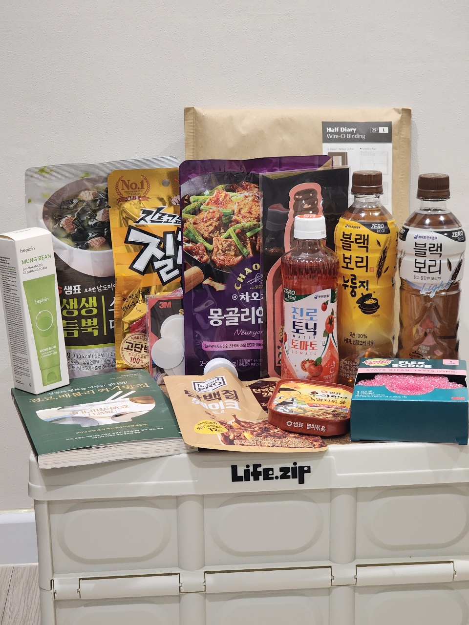 식품과 음료, 간식, 잡지, 다이어리가 진열된 라이프집 상품 디스플레이