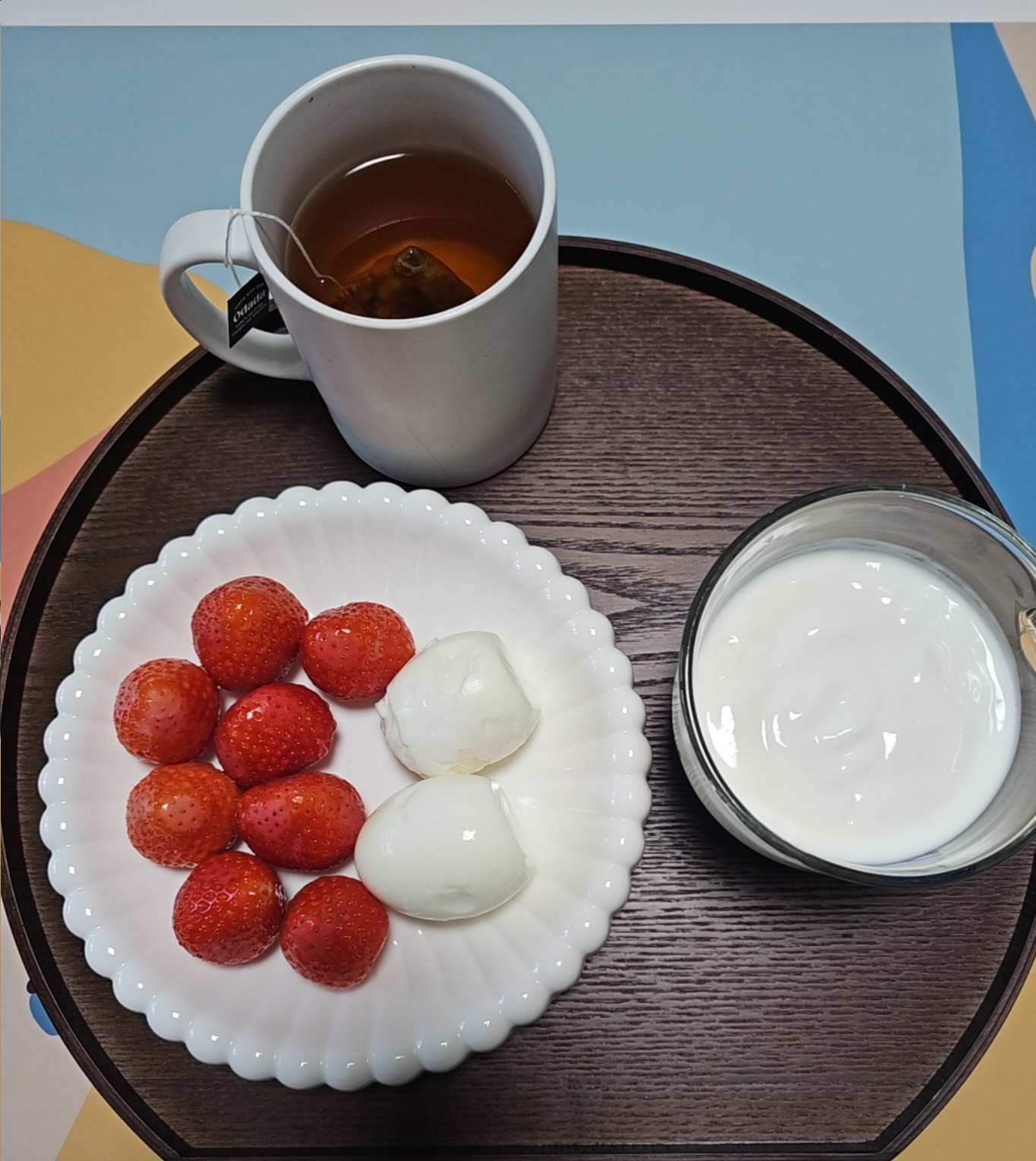 쟁반 위에 차려진 딸기, 요구르트, 차 한 잔