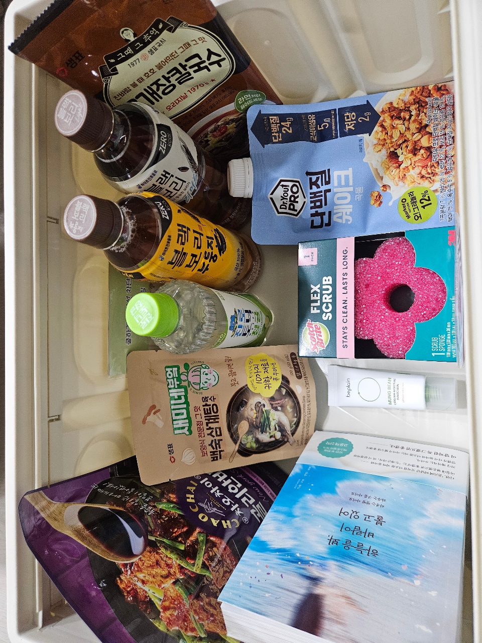 서랍에 정리된 된장, 소스, 식품, 세제, 팜플렛
