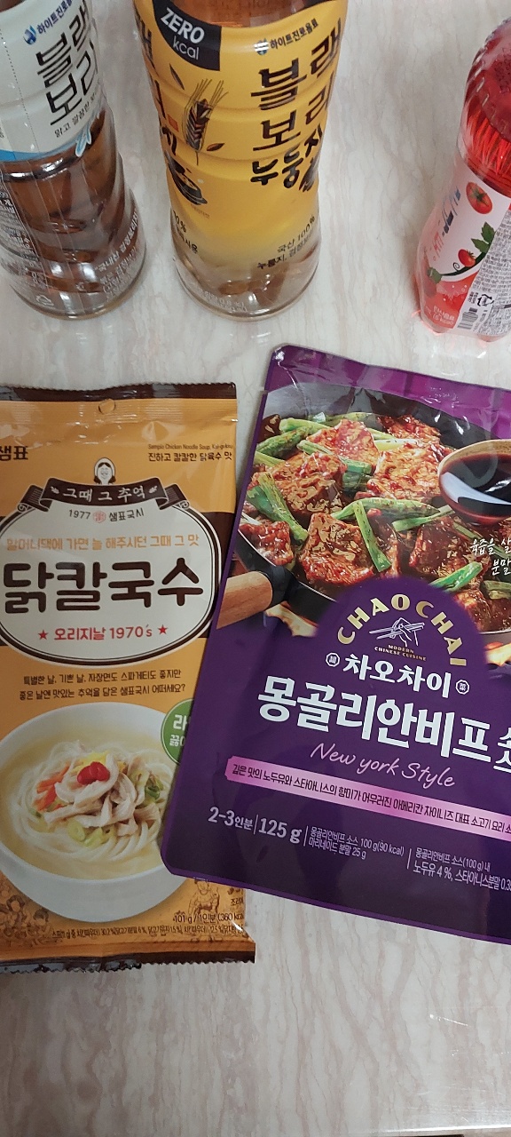 음료수와 면 식품, 국수 패키지가 놓인 식탁