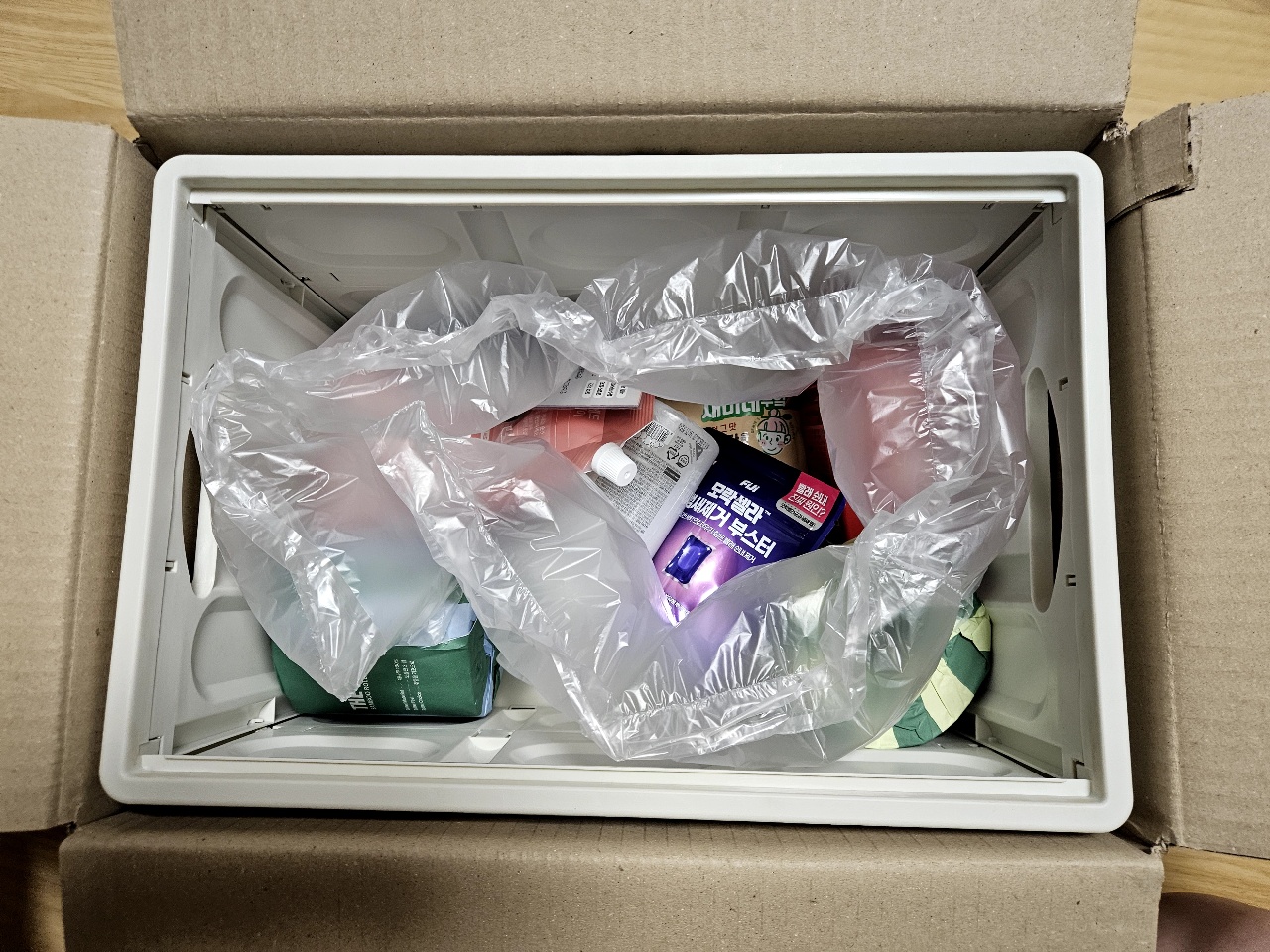 배송 상자 안에 완충재와 함께 보관된 화장품과 생활용품