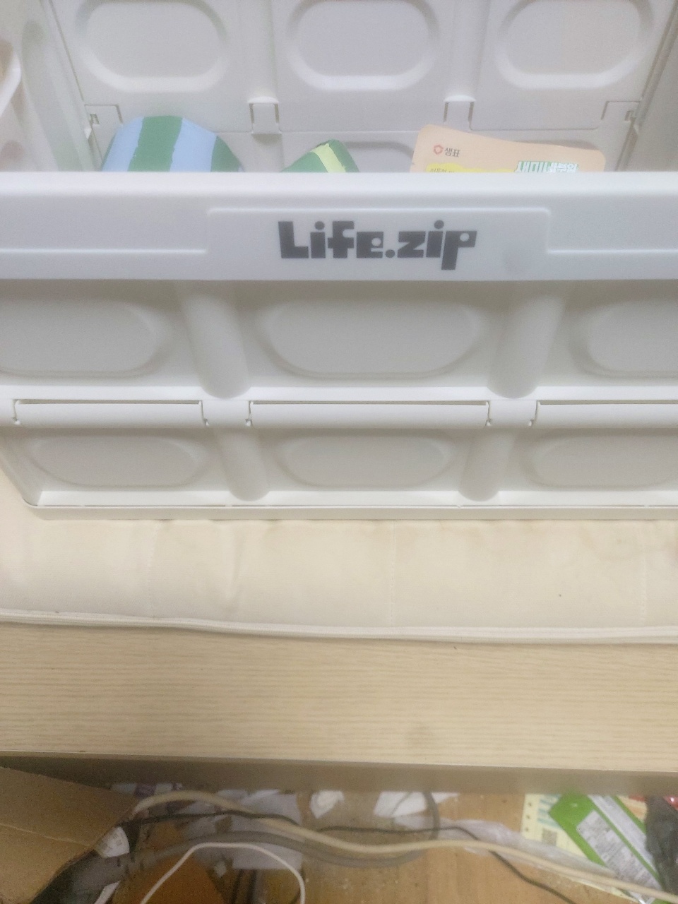 냉장고 선반에 정리된 수건과 생활용품