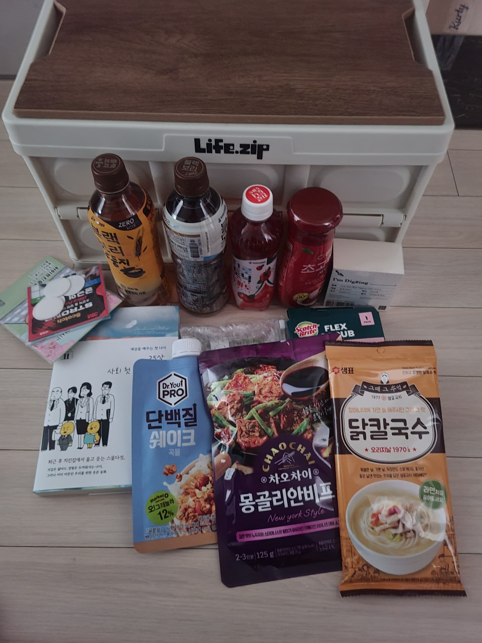 라이프집 박스에 담긴 음료수, 라면, 국수 등 간편식품과 패키지