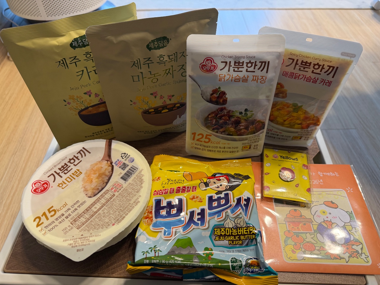 한국 음식 소스와 간식 제품들이 모여 있는 식료품 모음