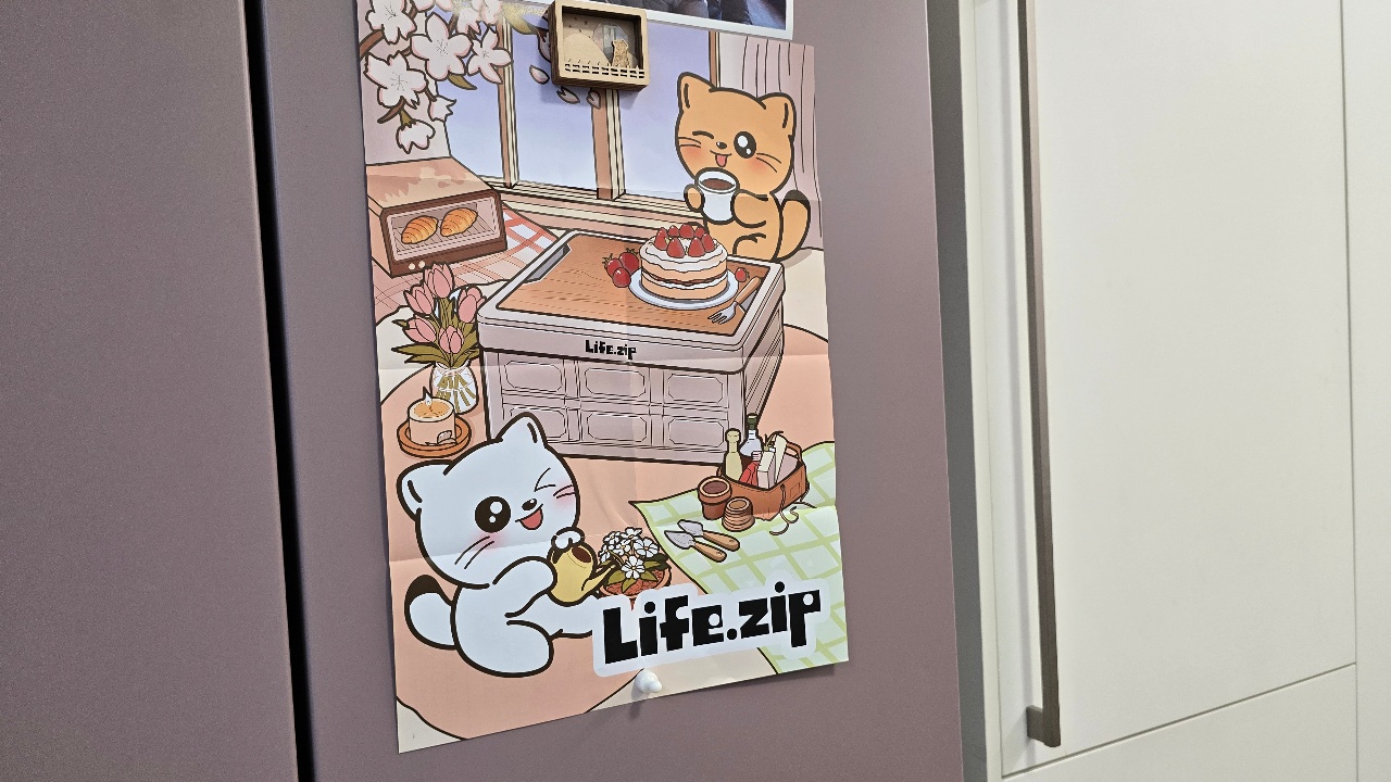 주방 장면의 귀여운 고양이 캐릭터 일러스트 포스터