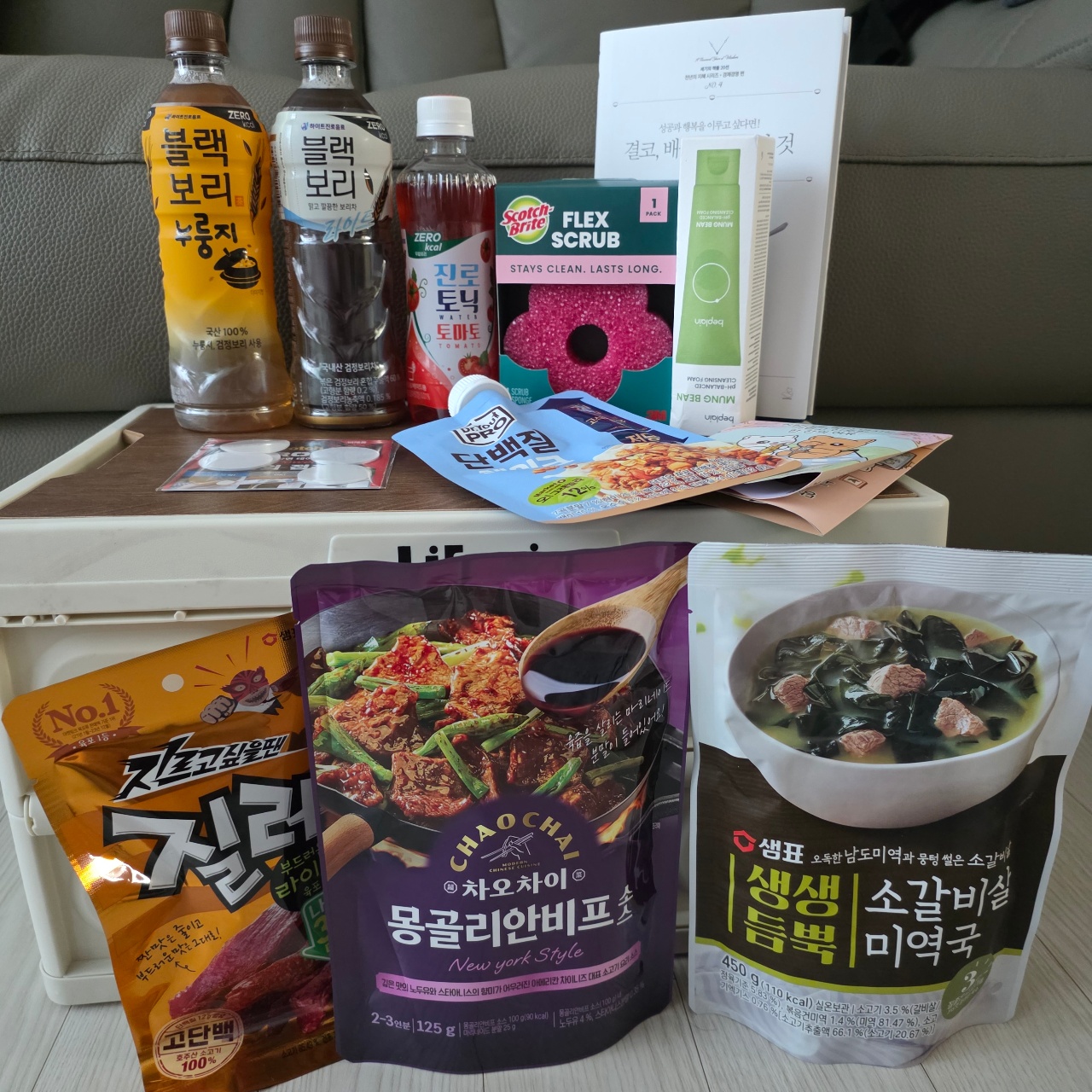음료, 간식, 라면, 국, 세제, 잡지 등 생활용품이 모여있는 장면