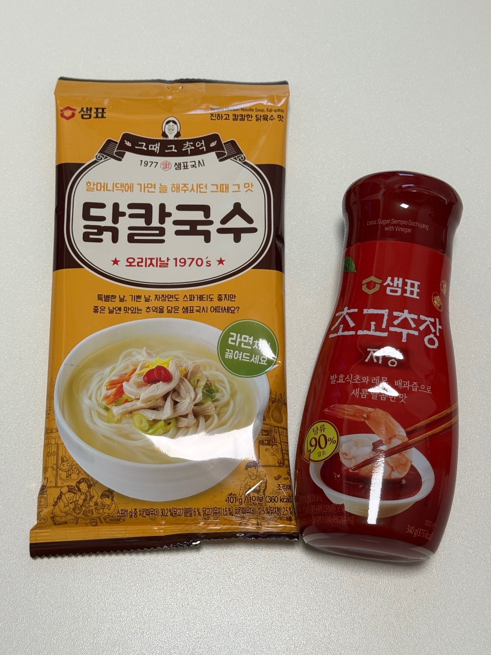 국수와 고추장이 담긴 한식 간편식품