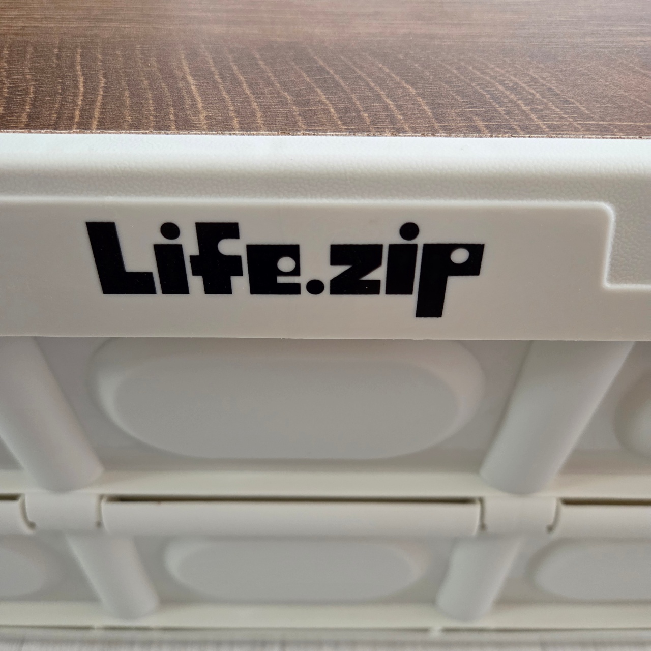 Life.zip 브랜드 명의 흰색 수납 보관함