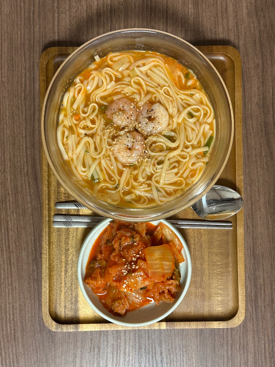 국수와 고기, 김치가 담긴 국물 요리