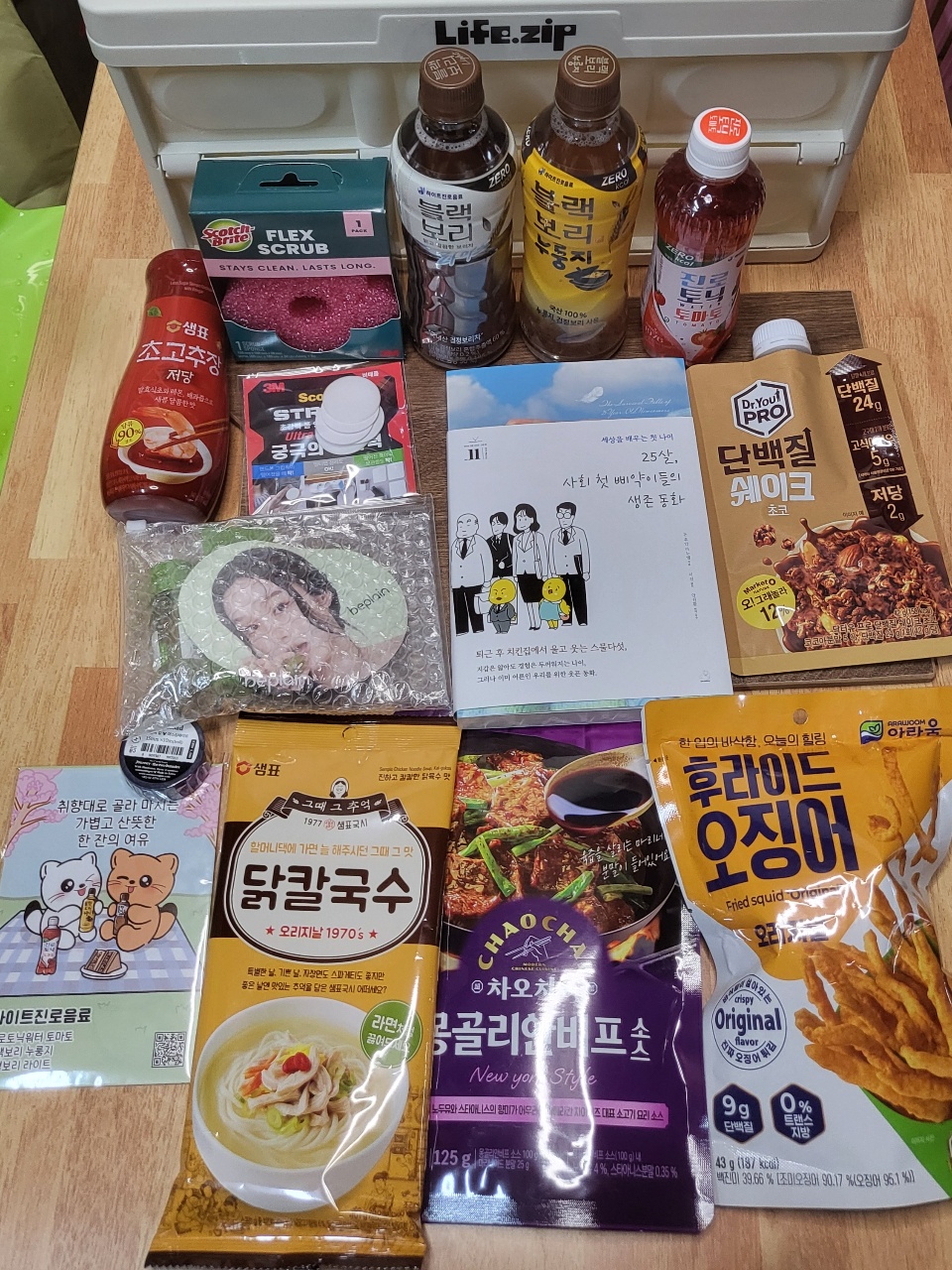 한국 음식과 음료, 서적, 생활용품이 담긴 선물 박스