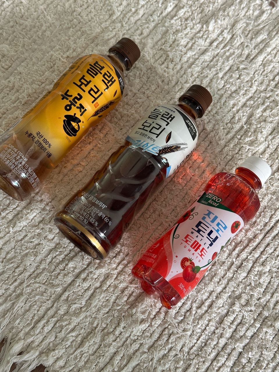 천에 놓인 음료수 병 세 개