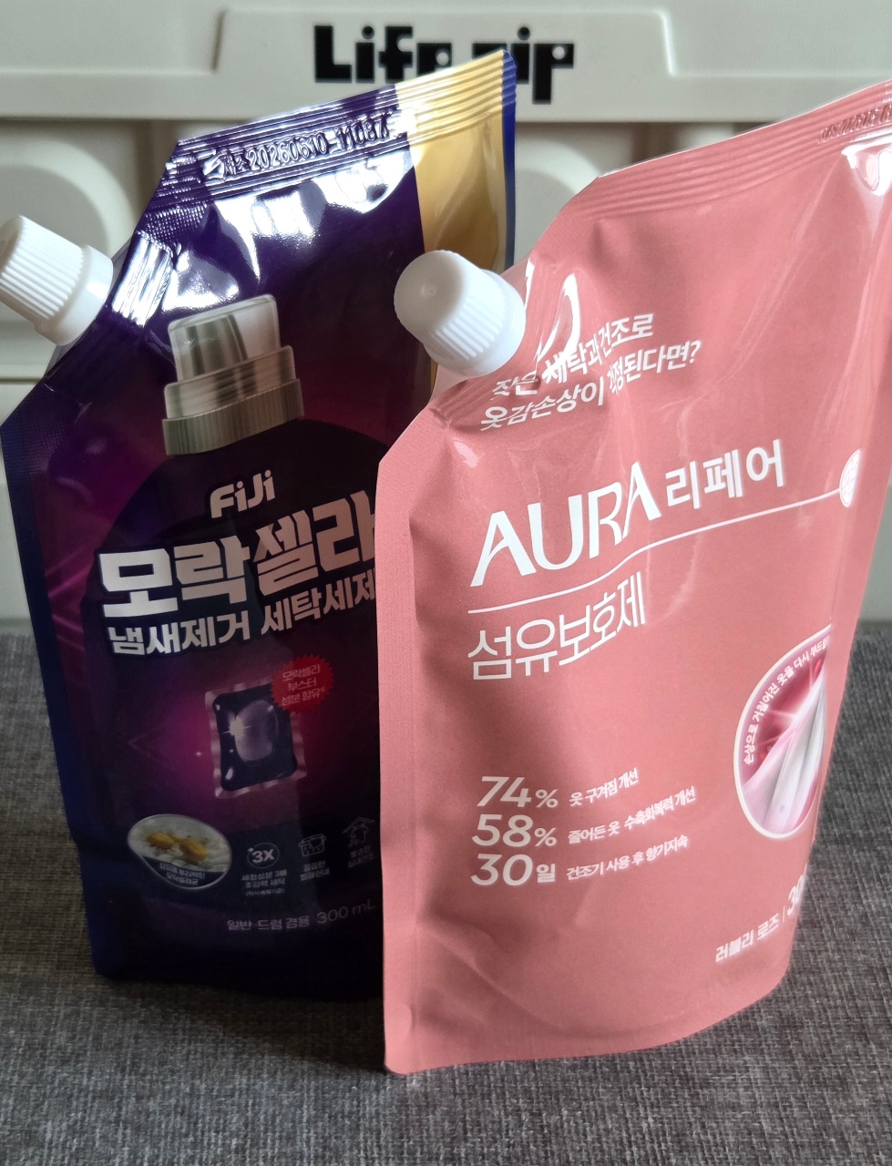 헹굼 제품과 에센스 팩으로 보이는 한국 화장품 용기들