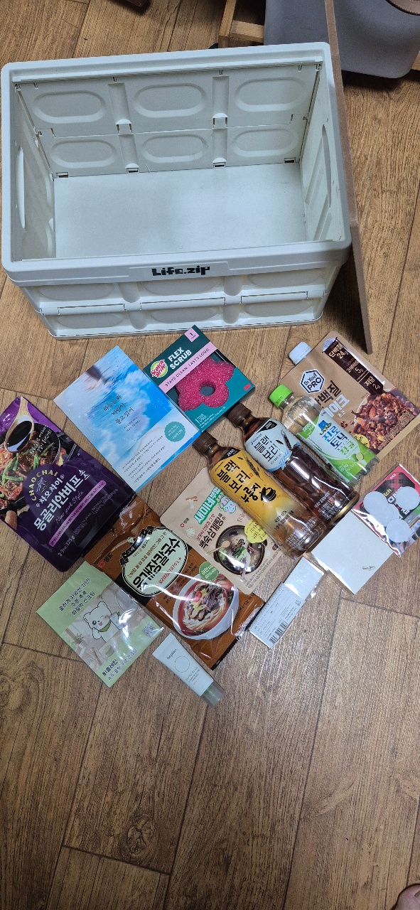 보관함과 함께 정렬된 식료품과 간식