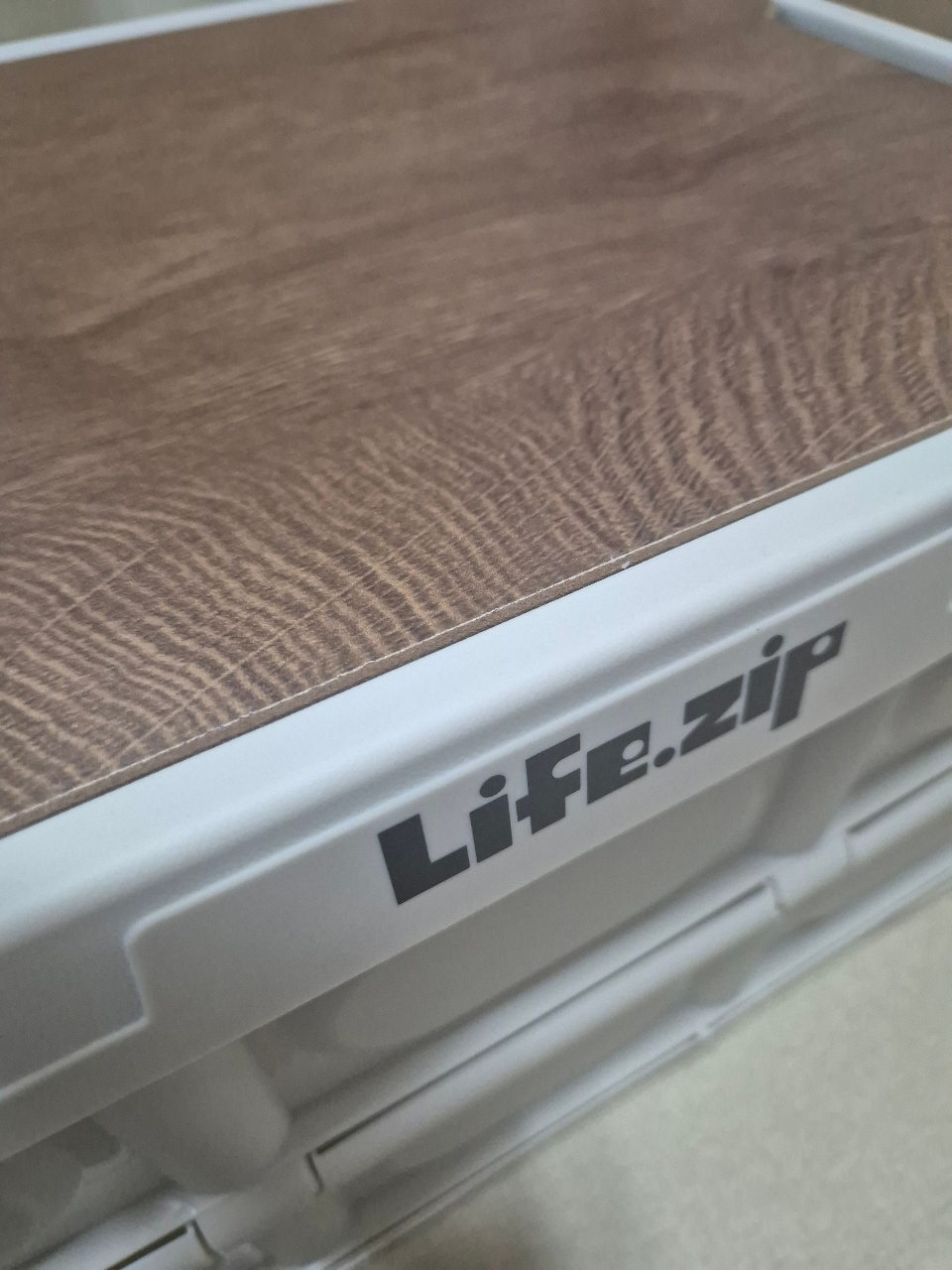 Life.zip 브랜드의 흰색 수납함 뚜껑